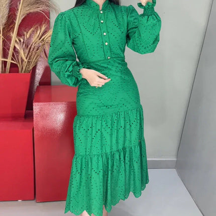 Vestido en encaje 100% algodón, bordado y forrado, con detalles de encaje guipur.