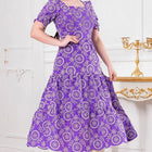Vestido de encaje morado con elegante bordado.