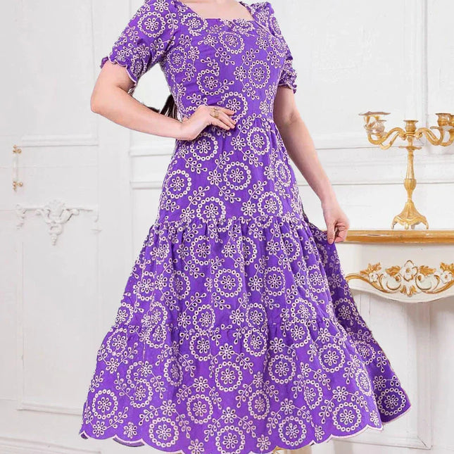 Vestido de encaje morado con elegante bordado.