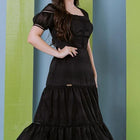 Vestido de gasa negro con detalle de tres niveles en las mangas y la falda.