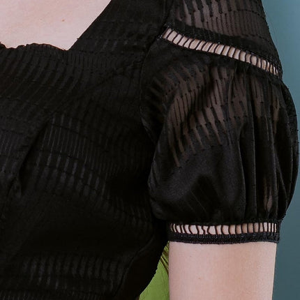 Vestido de gasa negro con detalle de tres niveles en las mangas y la falda.