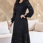 Vestido de gasa negro con manga larga y cintura elástica.