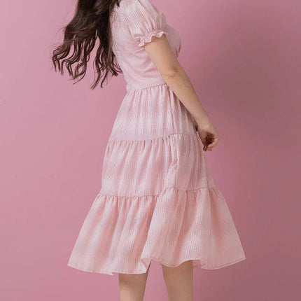 Vestido de gasa con botones falsos.