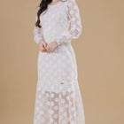 Vestido de tul blanco con detalles en cintura y escote.