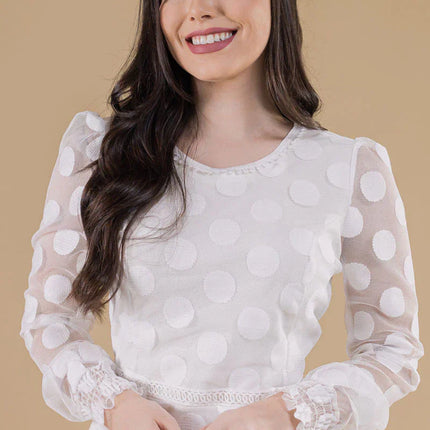 Vestido de tul blanco con detalles en cintura y escote.