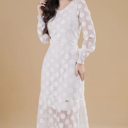 Vestido de tul blanco con detalles en cintura y escote.