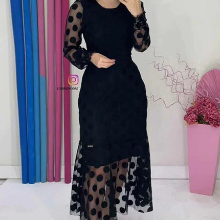 Vestido de tul negro con detalles de encaje guipur.