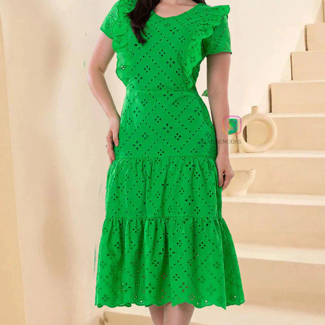 Vestido de encaje con elegantes detalles en el busto.