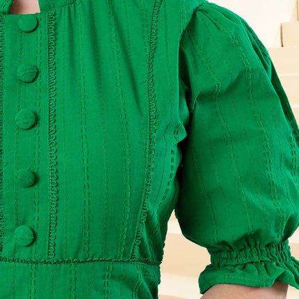 Vestido de algodón con elegantes detalles.