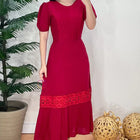 Vestido de lino viscosa forrado con detalles de encaje guipur en la falda.