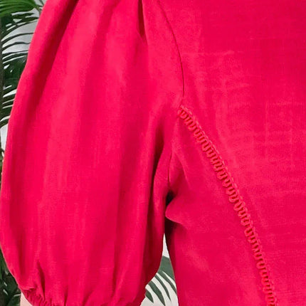 Vestido de lino viscosa forrado con detalles de encaje guipur en la falda.