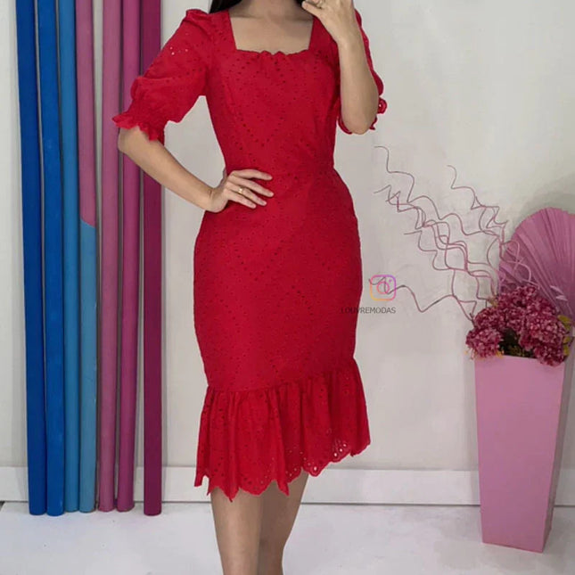 Vestido rojo en encaje de algodón bordado.